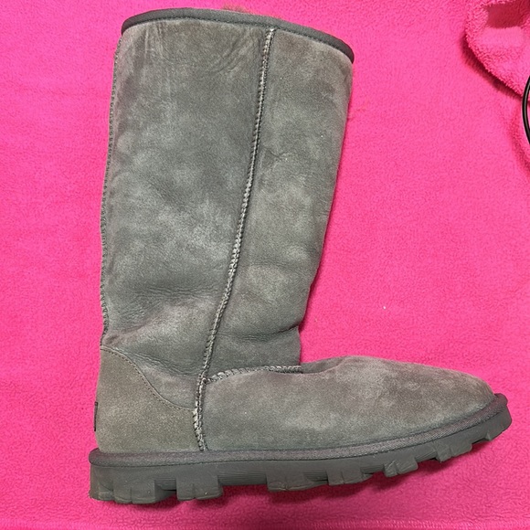 Gray tall Ugg boots size 9 women’s. Only worn a few times! - Picture 2 of 3